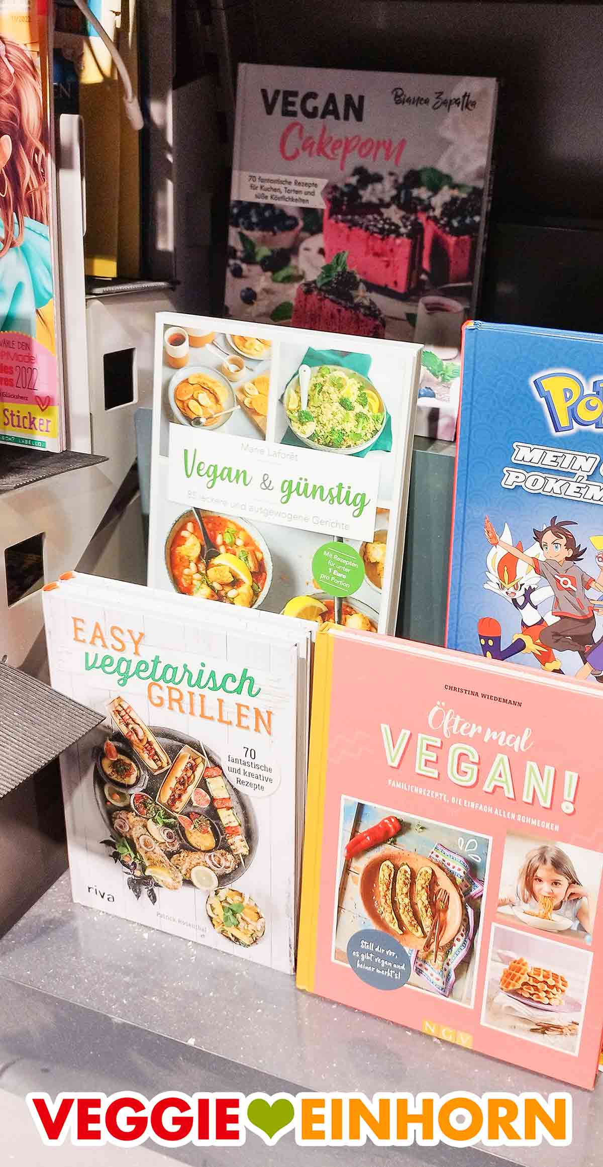 Vegane Kochbücher bei Combi Verschiedene vegane Kochbücher im Regal im Supermarkt