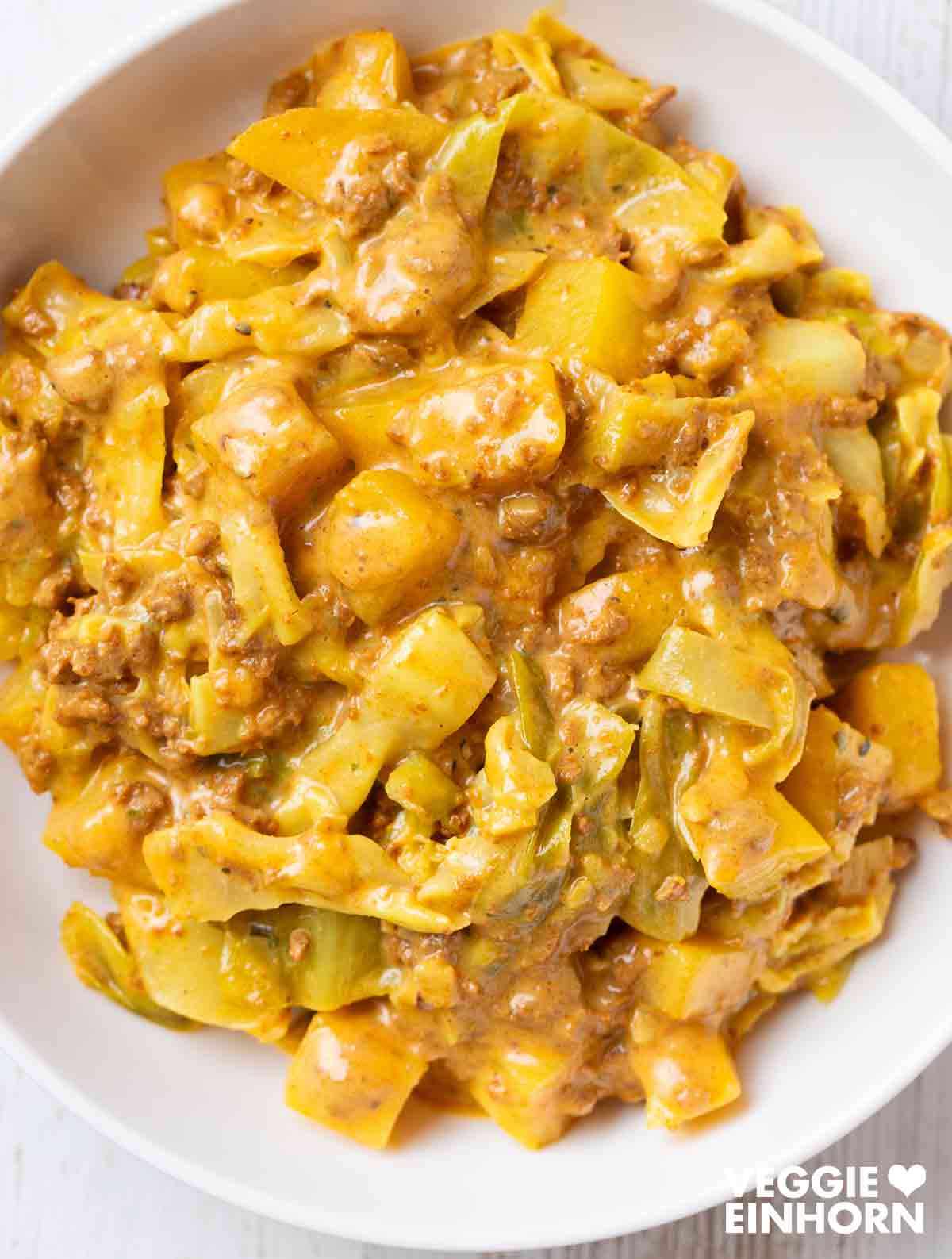 Teller mit veganer Spitzkohl Hackfleisch Pfanne mit Kartoffeln