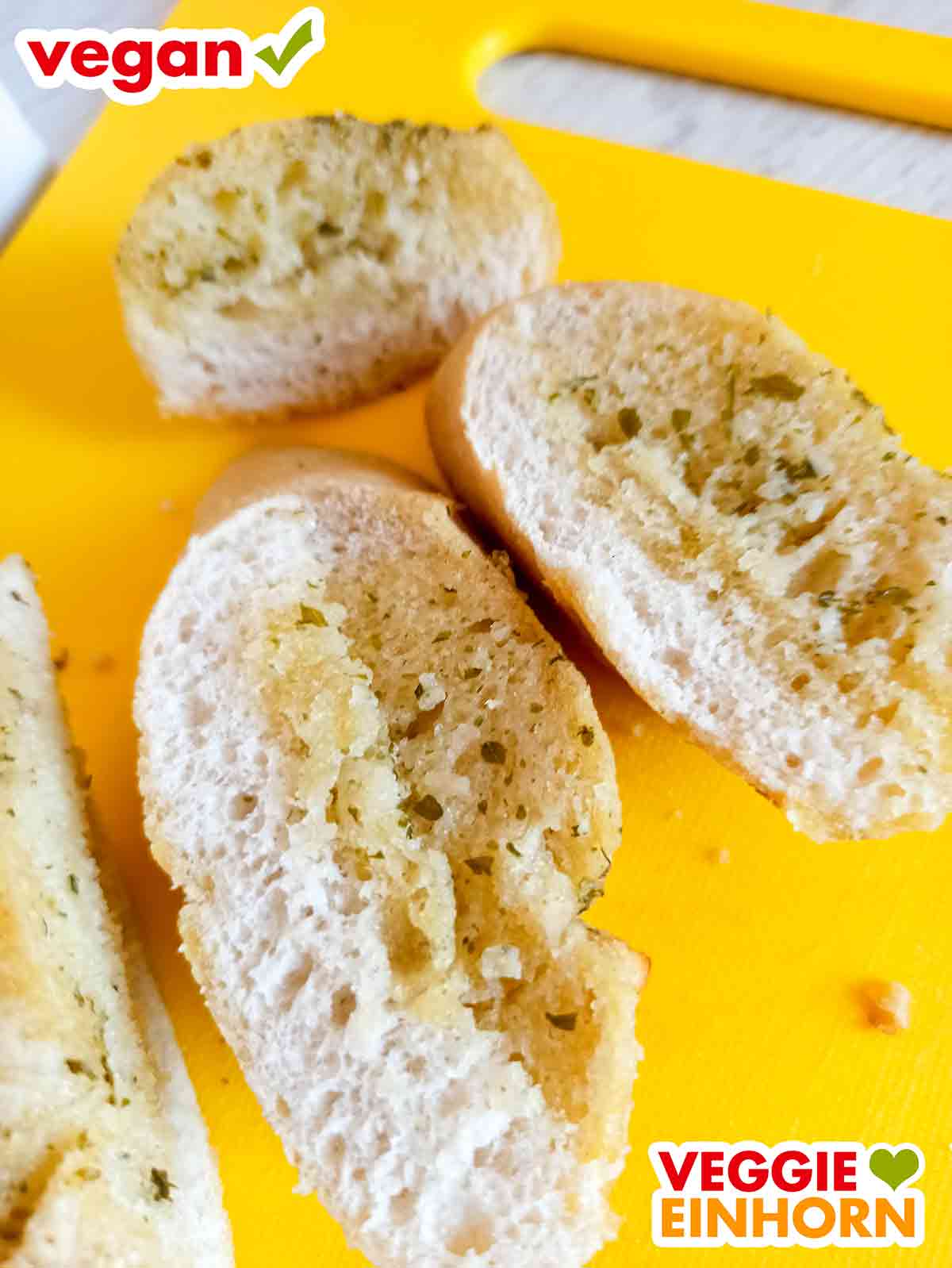 Vegane Kräuterbutter auf dem veganen Kräuterbaguette von Penny Nahaufnahme von Scheiben des veganen Kräuterbaguettes von Food for Future