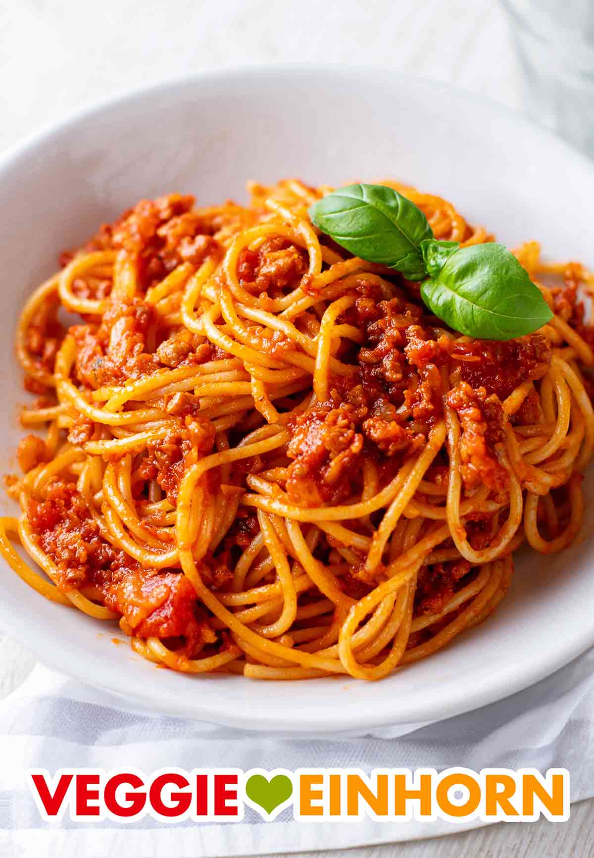 Die vegane Kürbisbolognese ist mit feinen Soschnetzeln und Hokkaido zubereitet. Spaghetti bolognese mit Kürbis