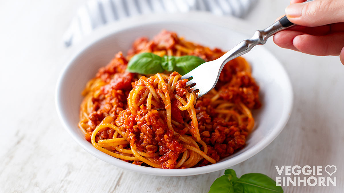 Die Kürbisbolognese ohne Fleisch ist vegetarisch und vegan. Vegane Kürbis Bolognese