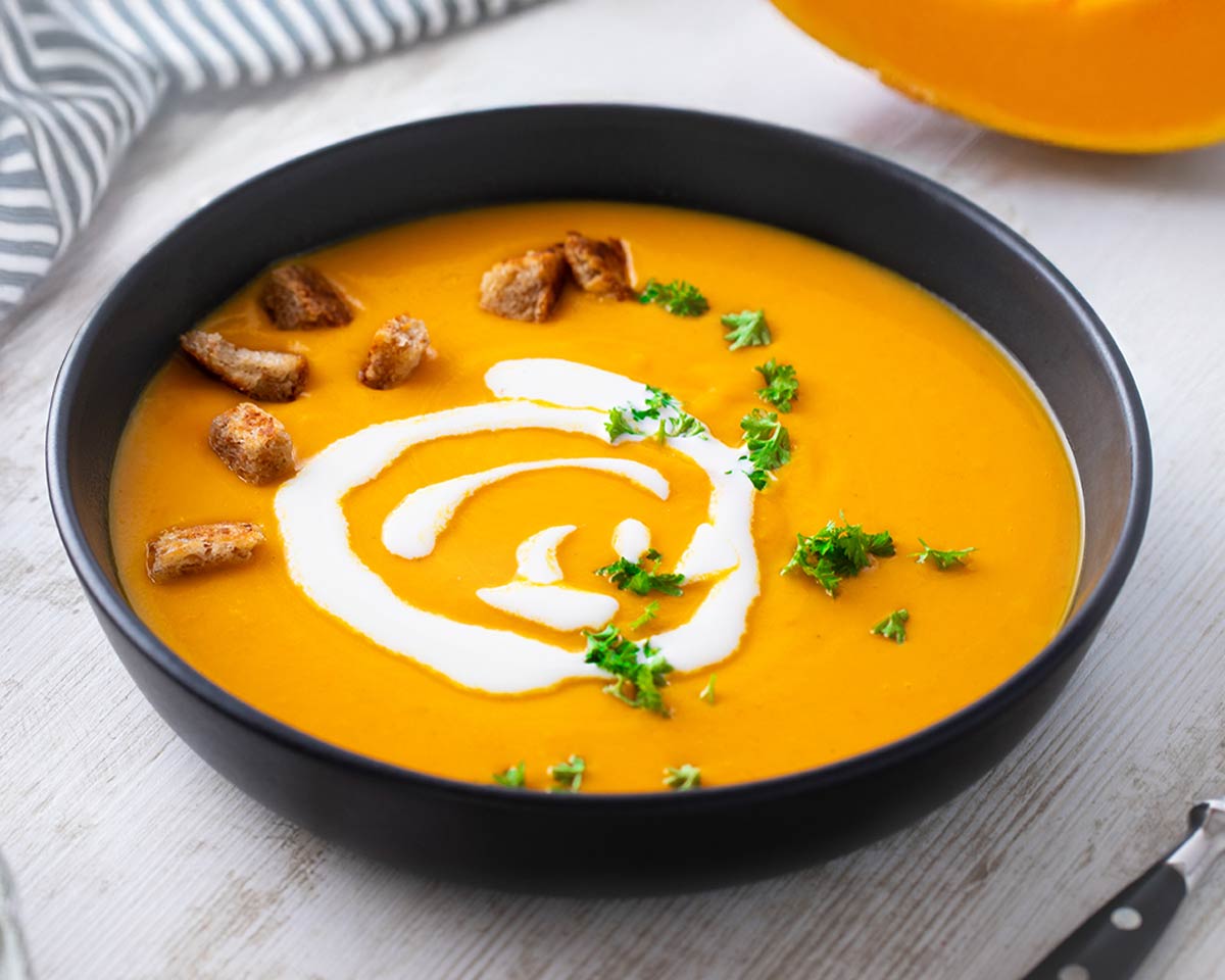 Vegane Kürbissuppe mit Kartoffeln und Möhren