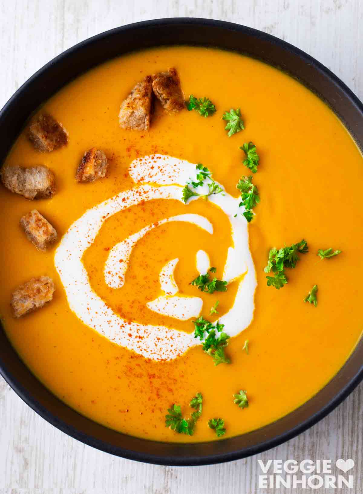 Vegane Kürbissuppe mit Möhren, Kartoffeln und Orangensaft Vegane Kürbissuppe mit Kartoffeln und Möhren ohne Kokosmilch