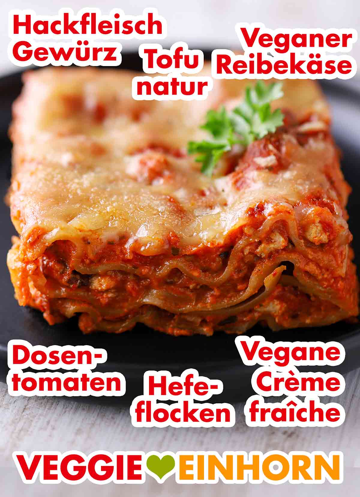 Die Lasagne enthält Hackfleischgewürz, Naturtofu, veganen Reibekäse, Dosentomaten, Hefeflocken und vegane Crème fraîche. Eine Portion vegane Tofu Lasagne