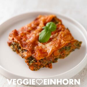 Vegane Lasagne mit Spinat, Pilzen und Möhren