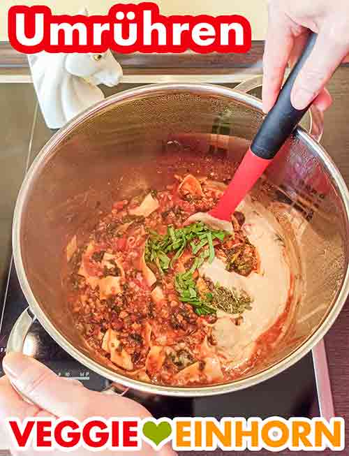 Die vegane Lasagne Suppe wird umgerührt Umrühren der veganen Lasagne Suppe