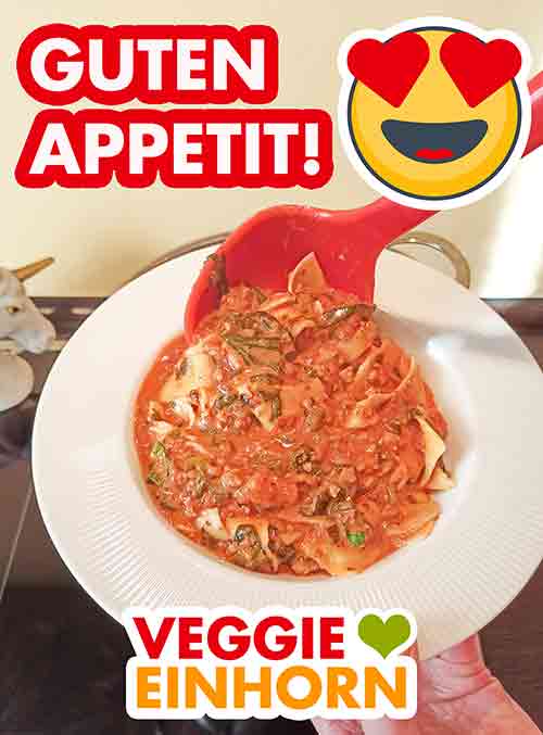 Guten Appetit! Die vegane Lasagne Suppe wird mit einer Suppenkelle auf einen Teller gefüllt