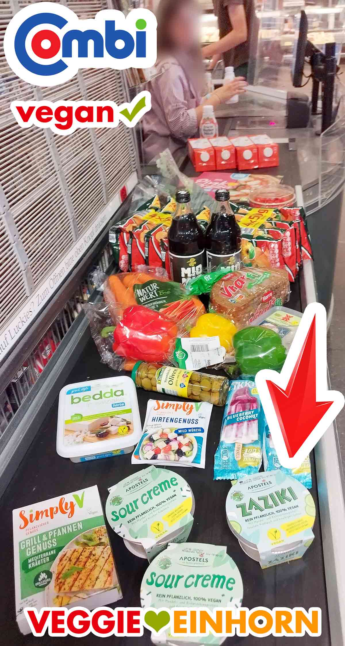 Kassenband mit veganen Lebensmitteln und veganem Zaziki bei Combi Veganer Einkauf bei Combi mit veganem Zaziki von Apostels