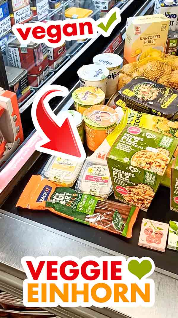 Der vegane Fleischfreisalat von Popp Feinkost auf dem Kassenband bei Kaufland Der vegane Fleischsalat von Popp Feinkost an der Kasse im Supermarkt
