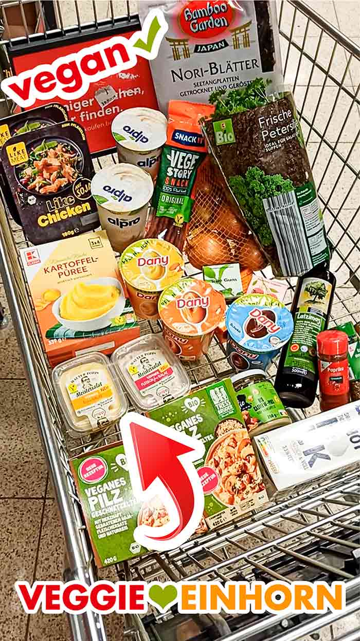 Vegane Lebensmittel von Kaufland im Einkaufswagen Einkaufswagen mit veganen Lebensmitteln im Supermarkt
