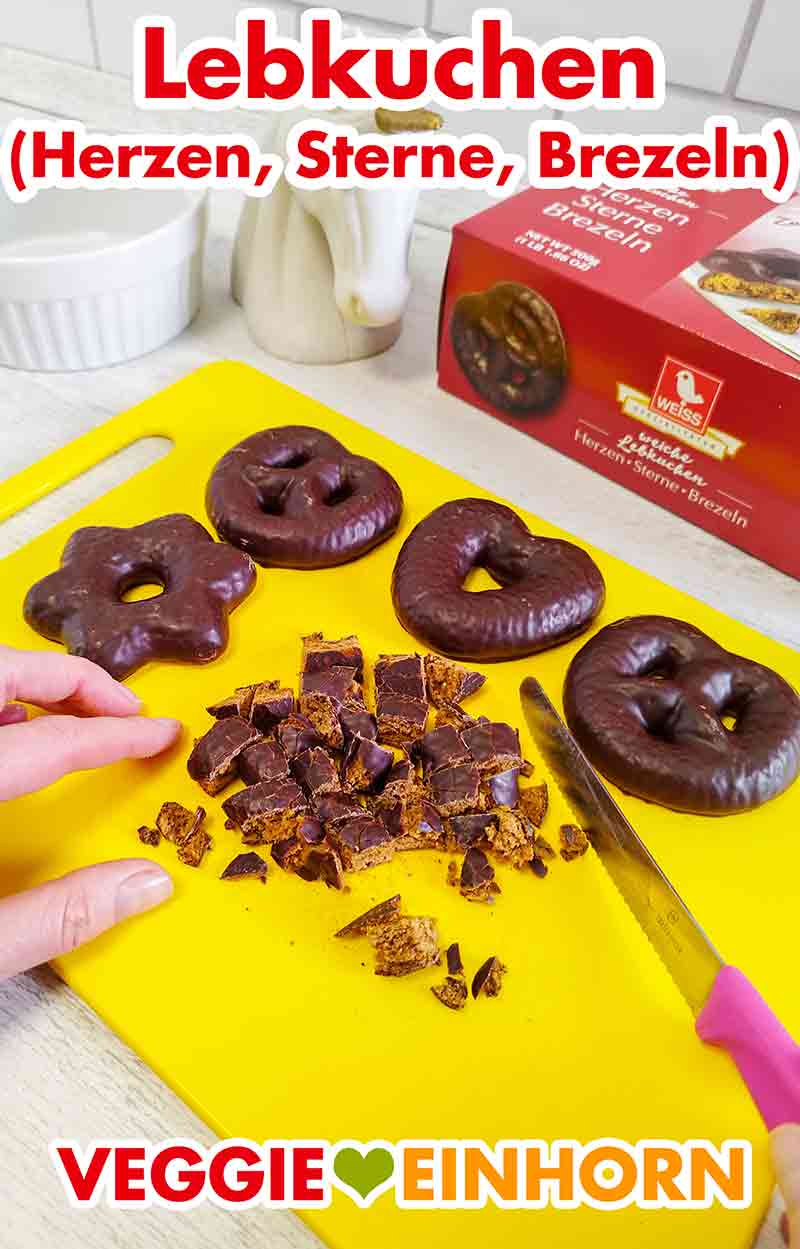 Die Herzen, Sterne und Brezeln mit Zartbitter Schokolade von Weiss sind vegan. Schneidebrett mit veganen Lebkuchen Herzen, Sterne, Brezeln