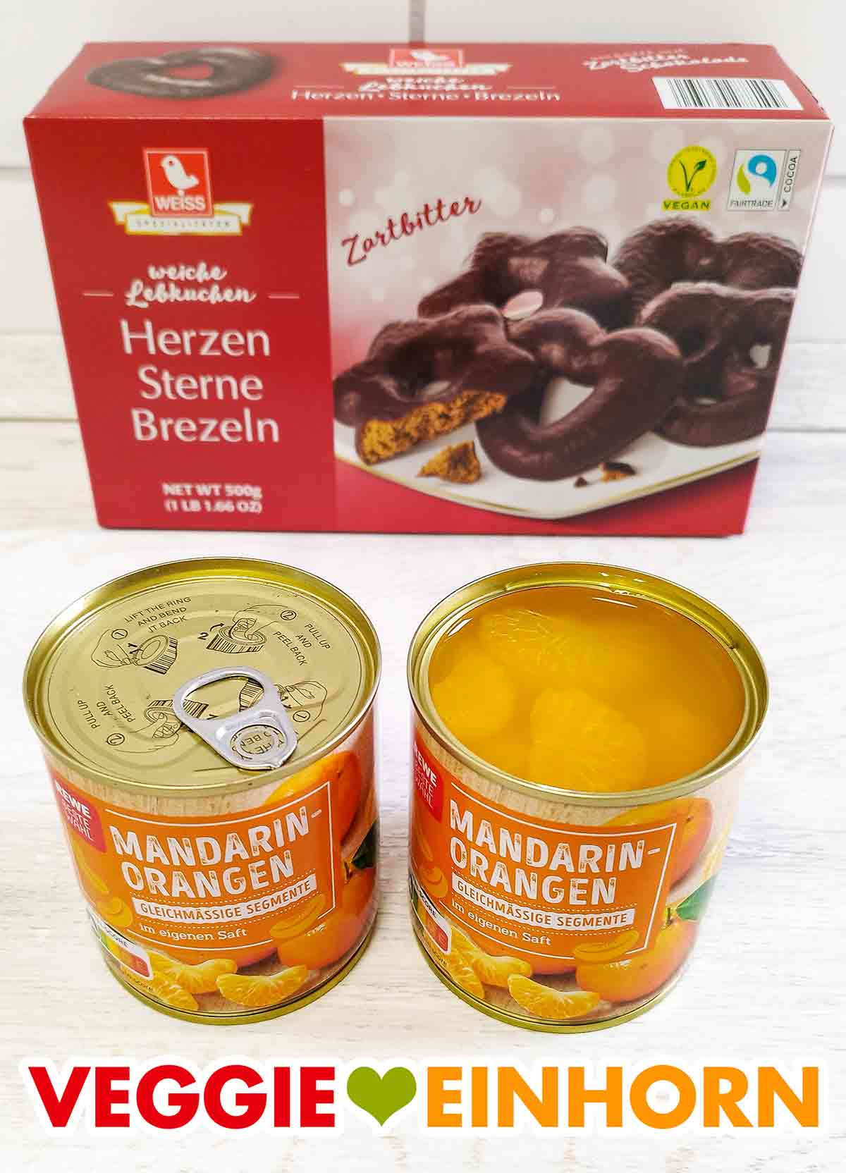Eine Packung vegane Lebkuchen und zwei Dosen Mandarinen