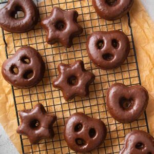Weiche vegane Lebkuchen in Form von Herzen, Sternen und Brezeln
