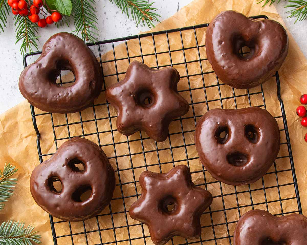 Vegane weiche Lebkuchen mit Schokoglasur in Form von Herzen, Sternen und Brezeln Vegane Lebkuchen in Form von Herzen, Sternen und Brezeln mit Schokoglasur