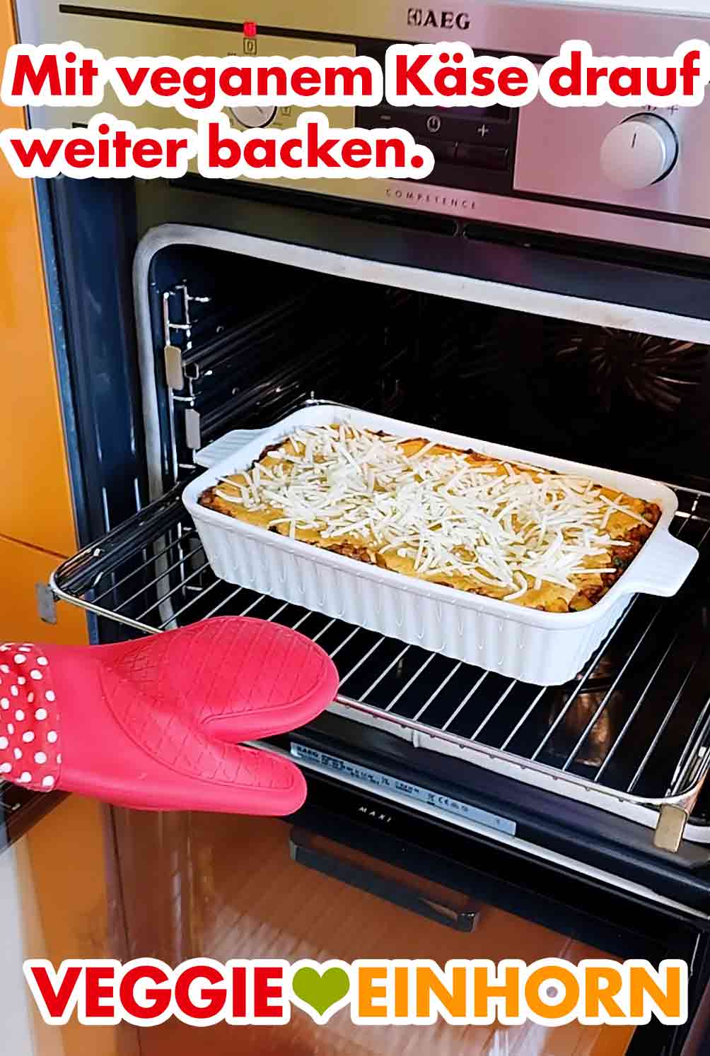 Du kannst auch weniger veganen Käse nehmen oder ihn ganz weglassen. Die mit veganem Reibekäse bestreute Linsenlasagne wird wieder in den Ofen geschoben.