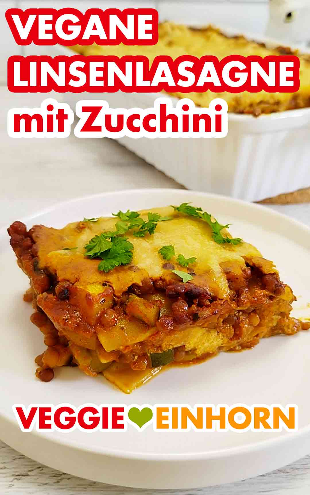 Die vegane Lasagne enthält Linsen, Zucchini, veganen Frischkäse und veganes rotes Pesto. Ein Stück vegane Linsenlasagne mit Zucchini auf einem Teller