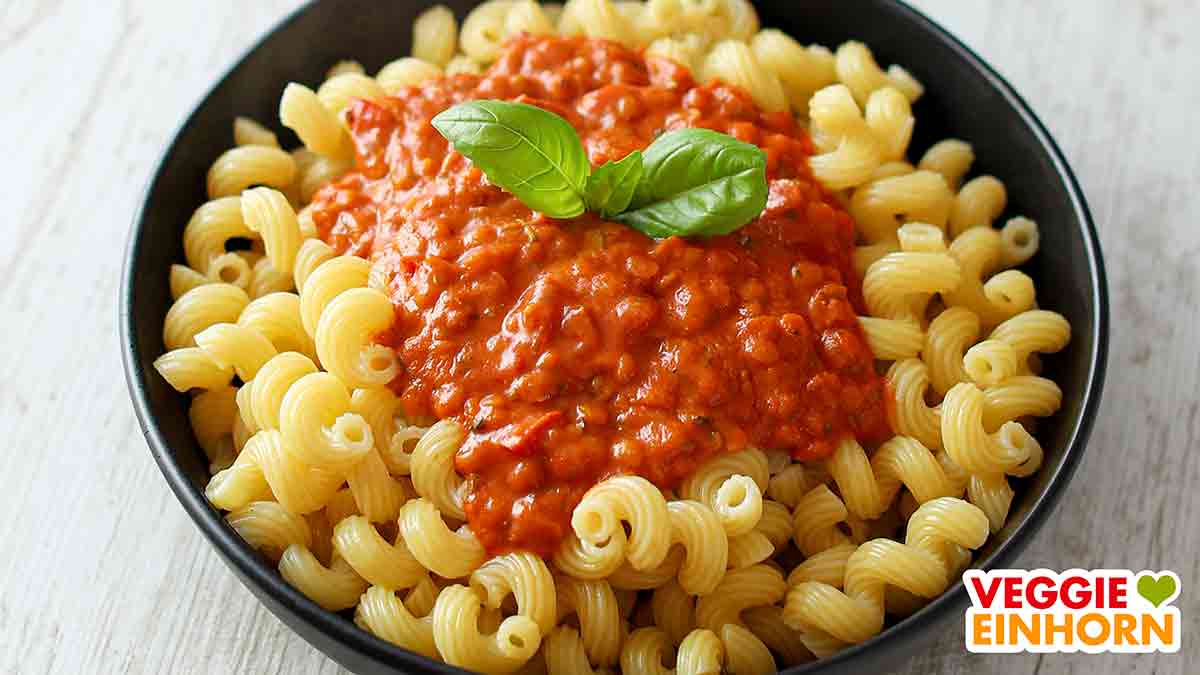 Linsenbolognese mit veganem Frischkäse