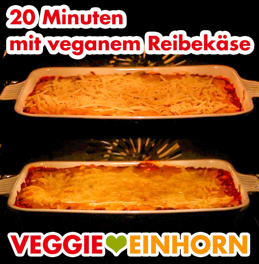 Die Linsen Lasagne backt weitere 20 Minuten mit veganem geriebenen Käse drauf. Der Käse schmilzt. Linsenlasagne mit veganem Reibekäse im Backofen