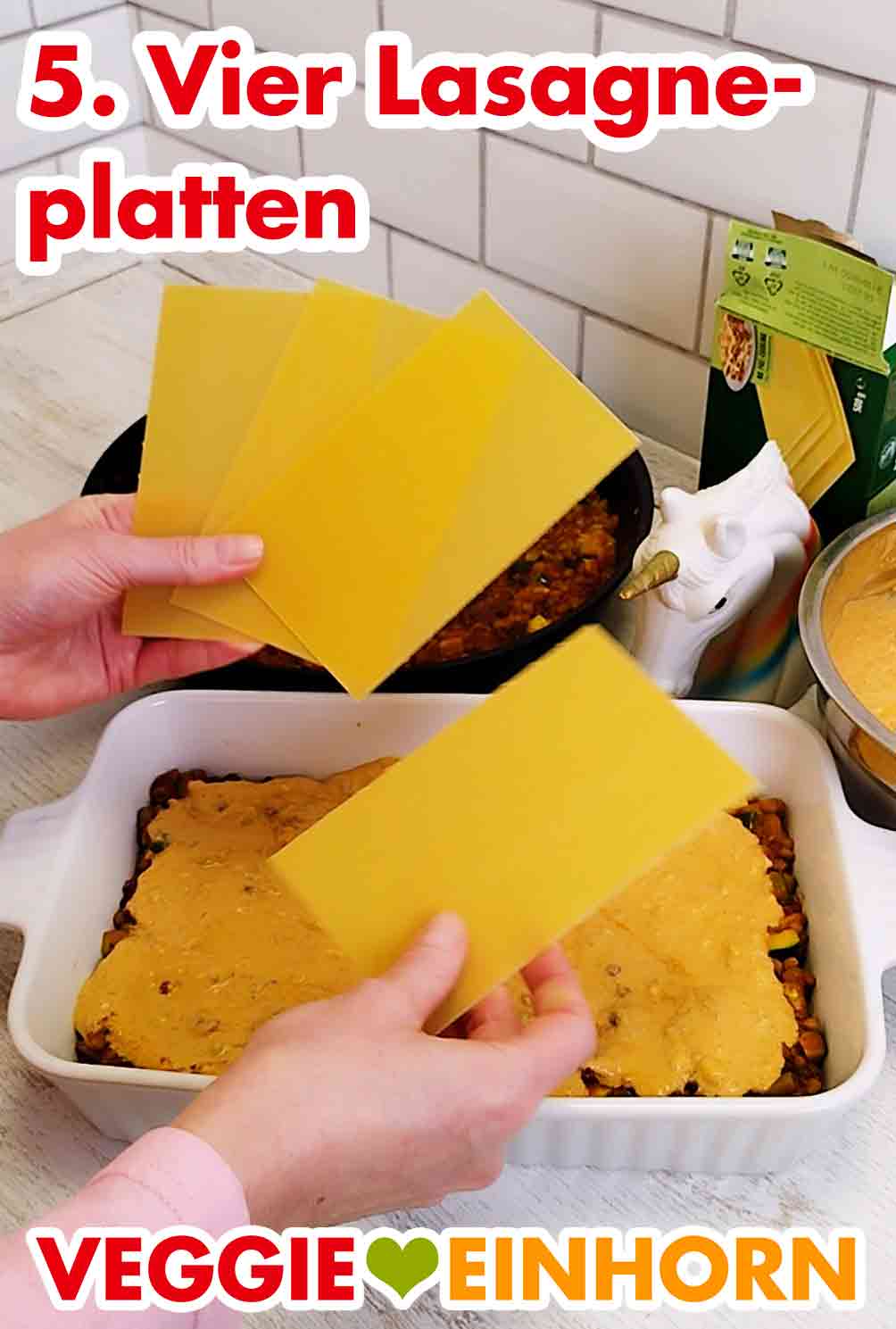 Die nächste Schicht sind wieder 4 Lasagneplatten. Lasagneblätter für vegane Linsenlasagne mit Zucchini