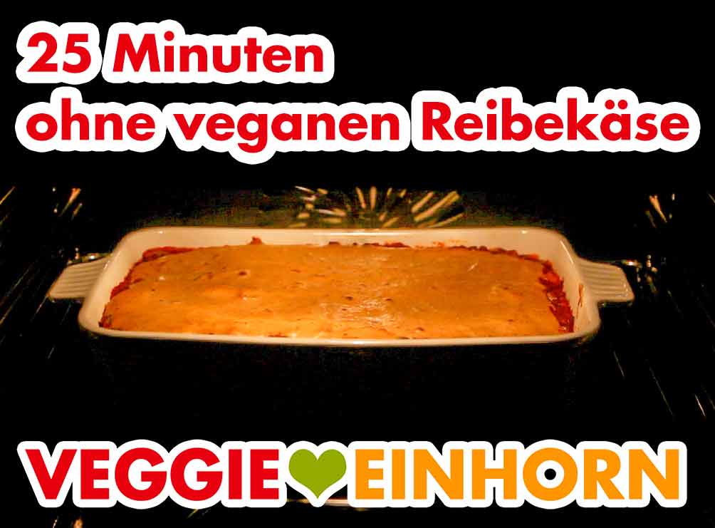 Zuerst backt die Linsenlasagne 25 Minuten ohne Käse. Auflaufform mit veganer Linsenlasagne im Ofen