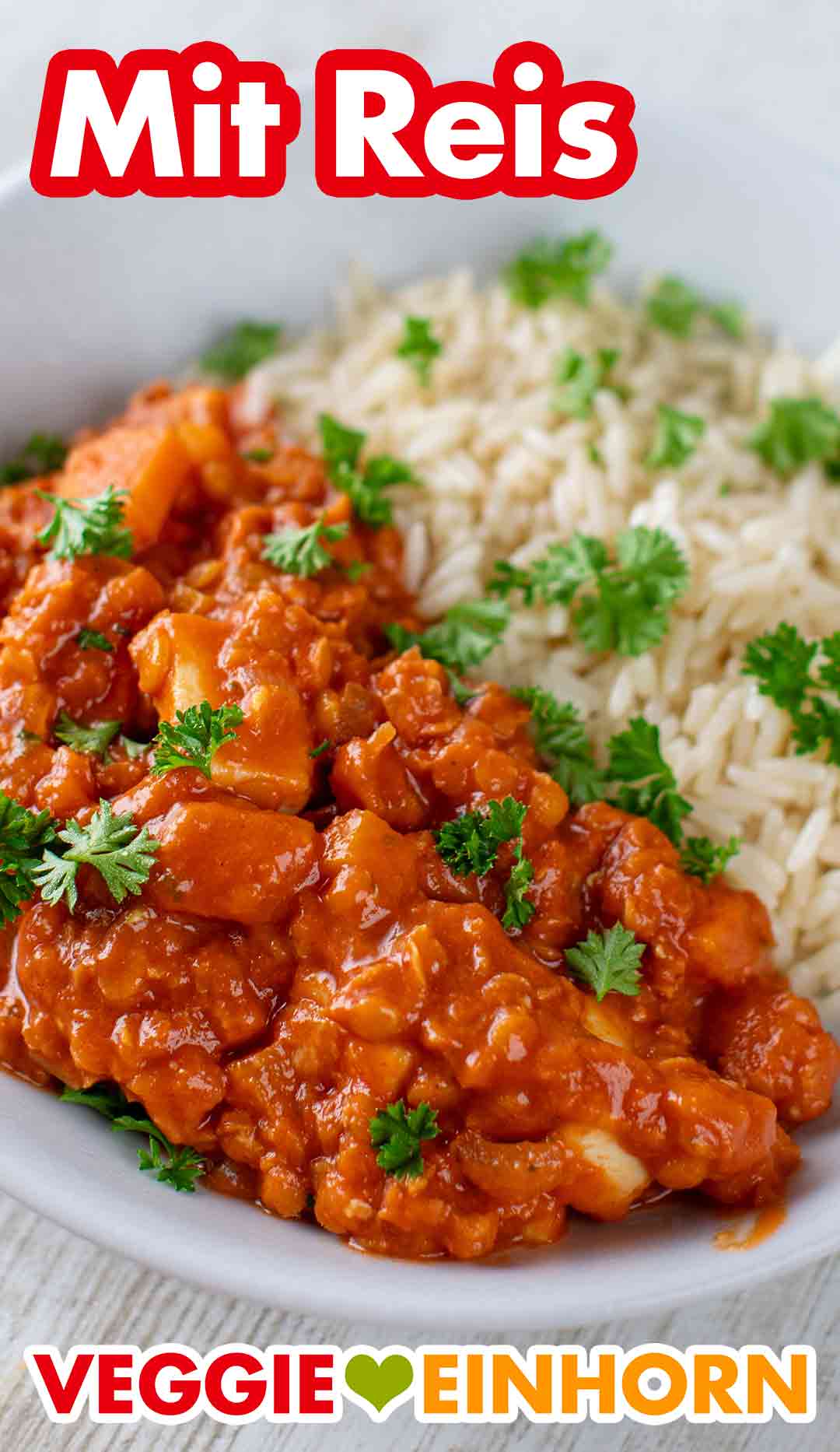 Vegane rote Linsen Pfanne mit veganem Grillkäse serviert mit Reis. Rote Linsenpfanne mit veganem Halloumi und Reis