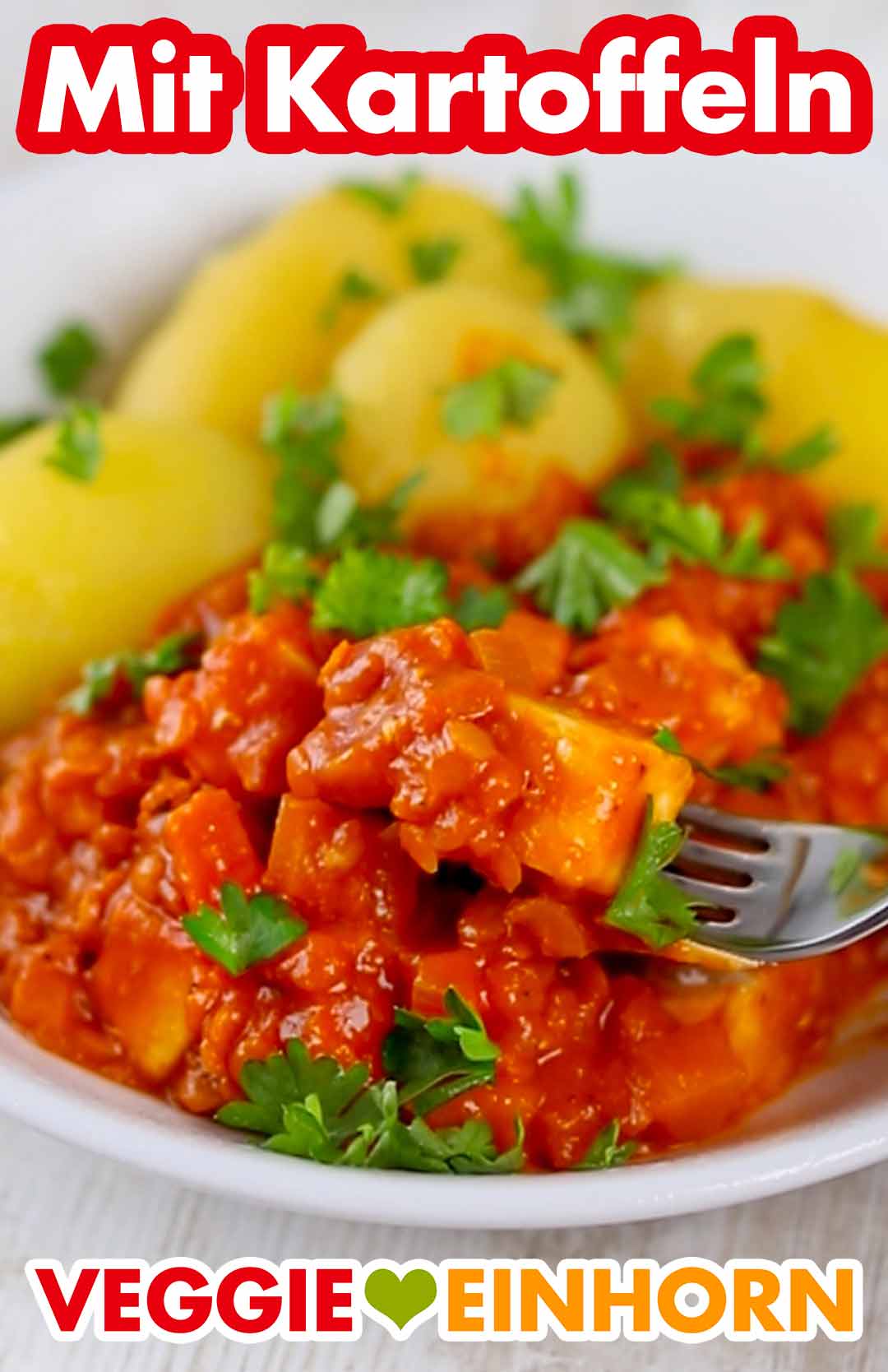 Rote Linsen Pfanne mit Möhren und veganem Halloumi serviert mit Kartoffeln Vegane Linsenpfanne mit Grillkäse und Kartoffeln