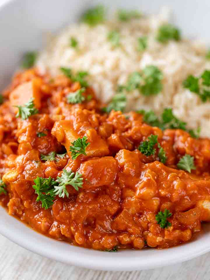 Teller mit roter Linsen Pfanne mit veganem Halloumi