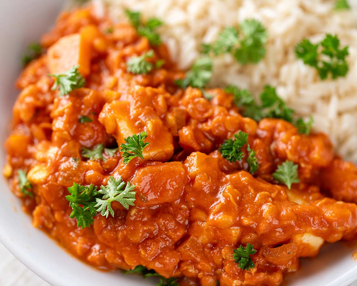 Die einfache Linsenpfanne mit roten Linsen, Möhren und veganem Grillkäse ist super lecker. Rote Linsenpfanne mit veganem Halloumi