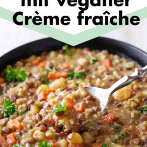 Cremige Linsensuppe mit veganer Crème fraîche