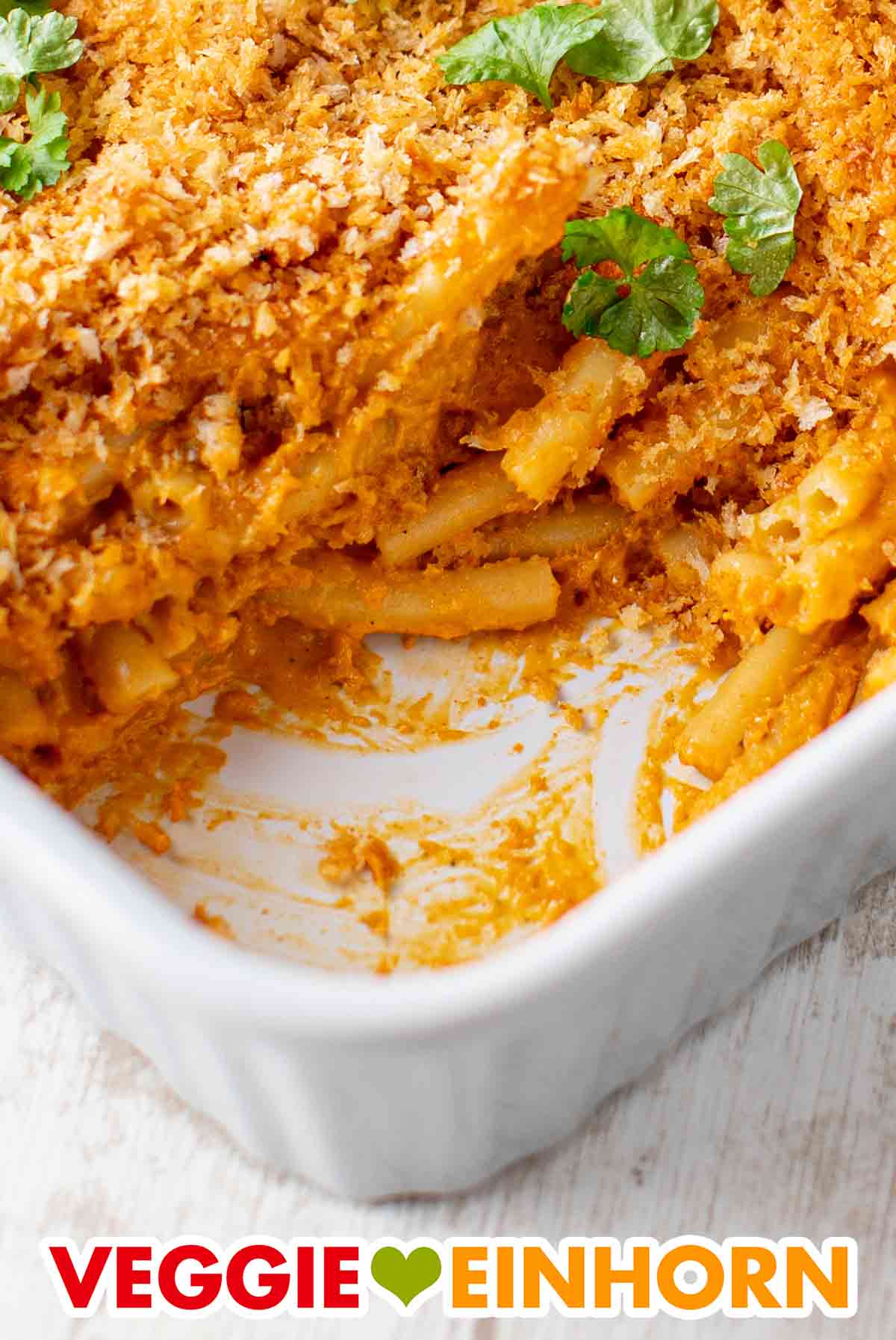 Hier sieht man die vegane Käsesoße und die leckere Pankokruste. Nahaufnahme von veganen Mac and Cheese mit Panko in einer Auflaufform