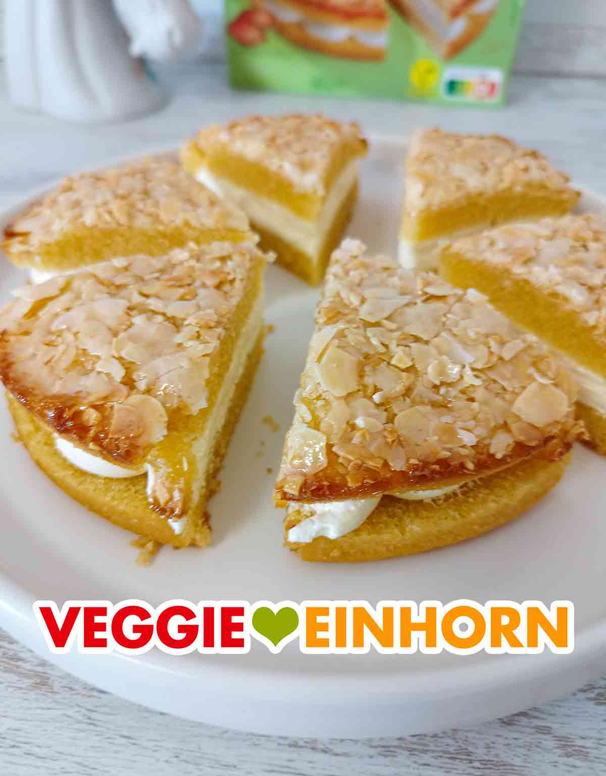 Die Packung enthält 6 Stücke veganen Bienenstich. Sechs Stücke vegane Mandel-Bienenstich-Torte von Coppenrath und Wiese