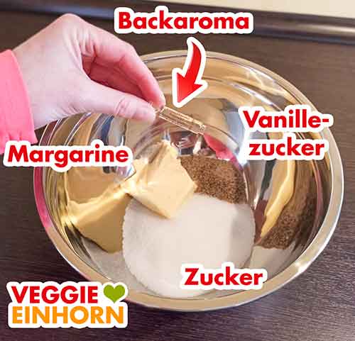 Zweite Rührschüssel mit weicher Margarine, Zucker, Vanillezucker und Backaroma Schüssel mit Margarine, Vanillezucker, Zucker und Backaroma