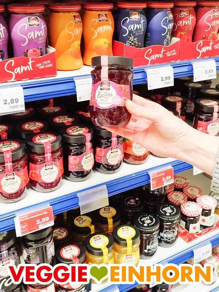 Regal im Supermarkt mit veganer Marmelade