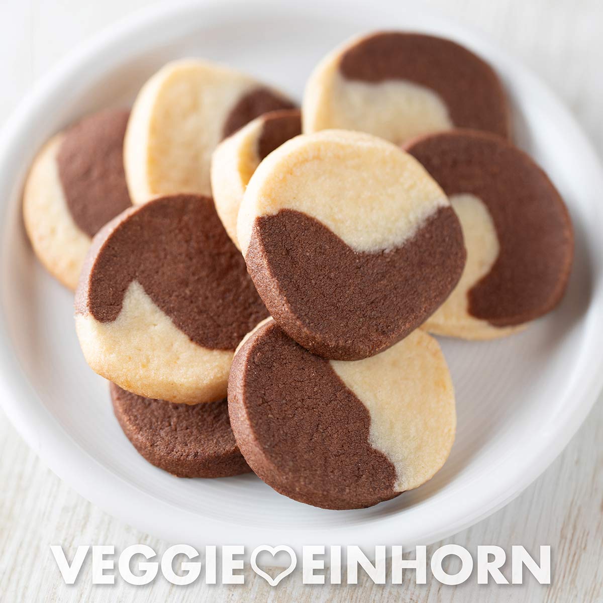 Die Marmorkekse mit Marzipan sind vegan und ohne Ei. Vegane Marmorplätzchen