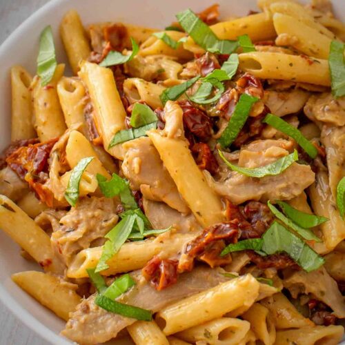 Marry Me Chicken Pasta mit veganem Hähnchen auf einem Teller