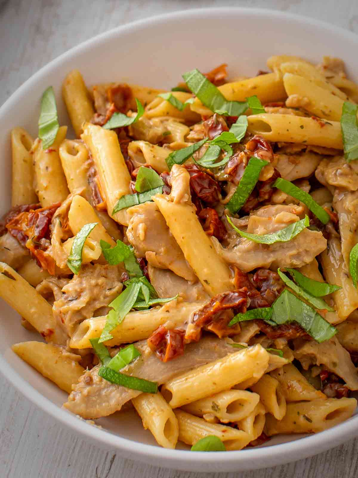 Marry Me Chicken Pasta mit veganem Hähnchen auf einem Teller