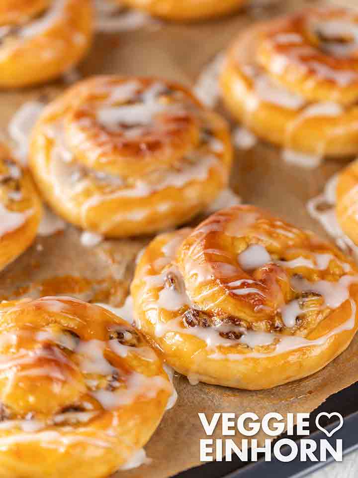 Vegane Marzipan-Hefeschnecken mit Rosinen