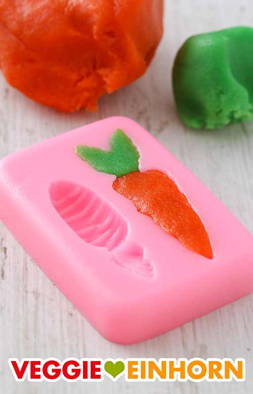 Marzipan in der Silikonform Eine Silikonform mit Marzipan