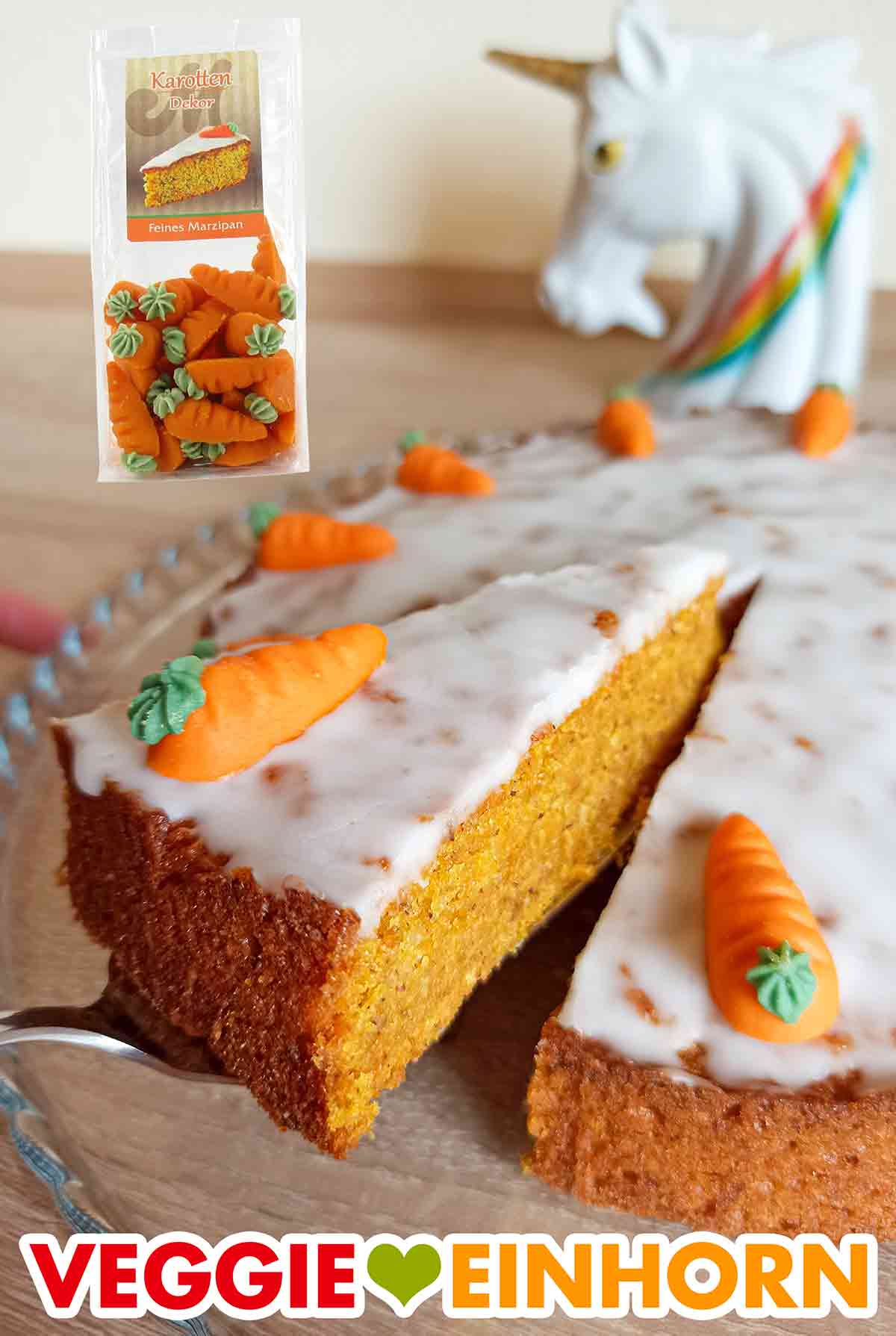 Der vegane Karottenkuchen ist dekoriert mit Marzipan Karotten. Odenwälder Marzipankarotten auf einem veganen Karottenkuchen