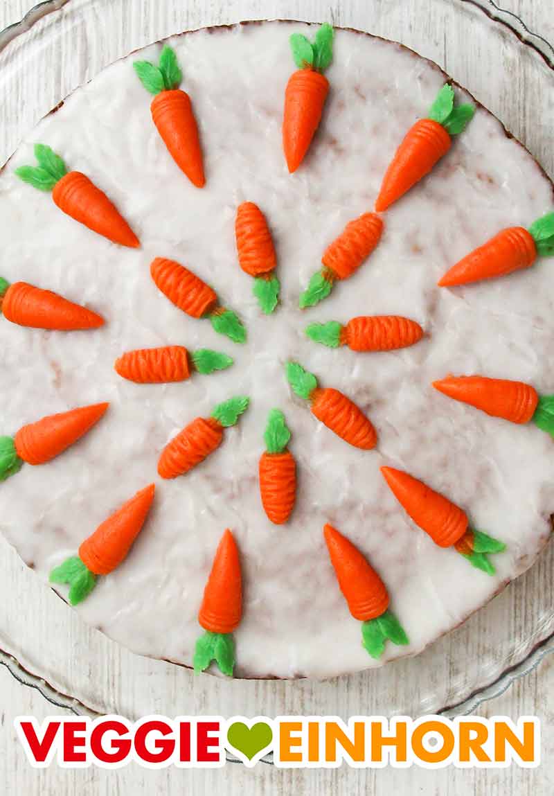 Marzipankarotten auf einem Karottenkuchen Ein Karottenkuchen mit Marzipanmöhren dekoriert