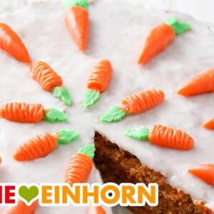 Vegane Marzipanmöhren auf einem Karottenkuchen