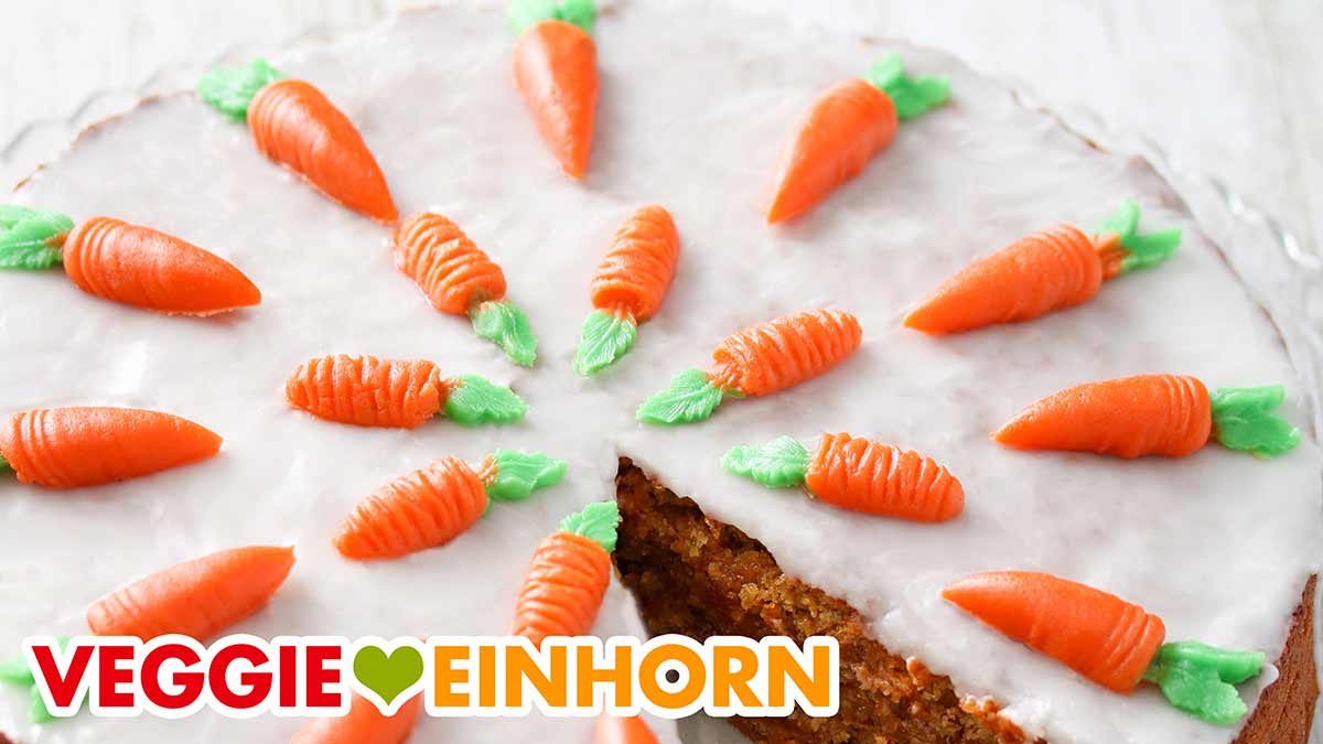 Karottenkuchen mit veganen Marzipanmöhren Vegane Marzipanmöhren auf einem Karottenkuchen