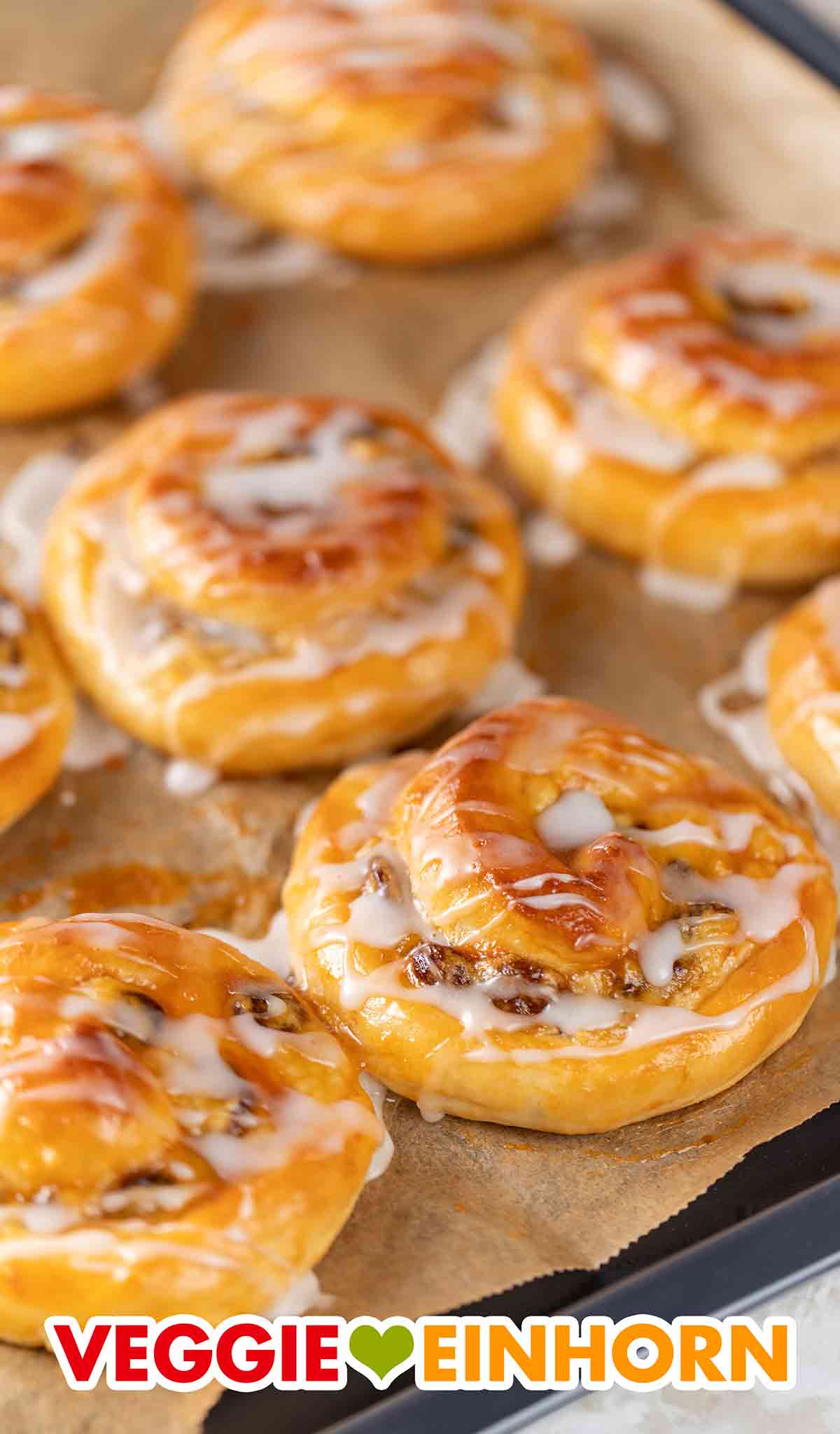 Vegane Hefeschnecken mit Marzipan und Rosinen