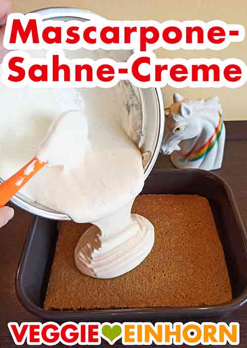 Auf den Biskuit kommt vegane Mascarpone Creme. Die Hälfte der veganen Mascarpone Creme wird in die Form gegeben.