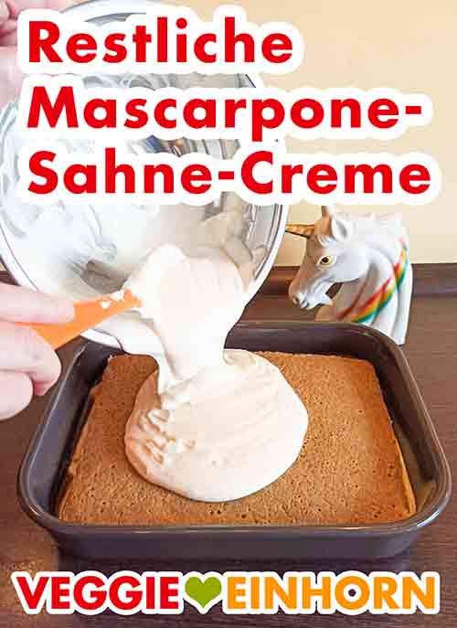 Die oberste Schicht des veganen Tiramisus ist wieder Mascarpone Creme. Vegane Mascarpone Creme aus der Schüssel in die Tiramisu-Form geben