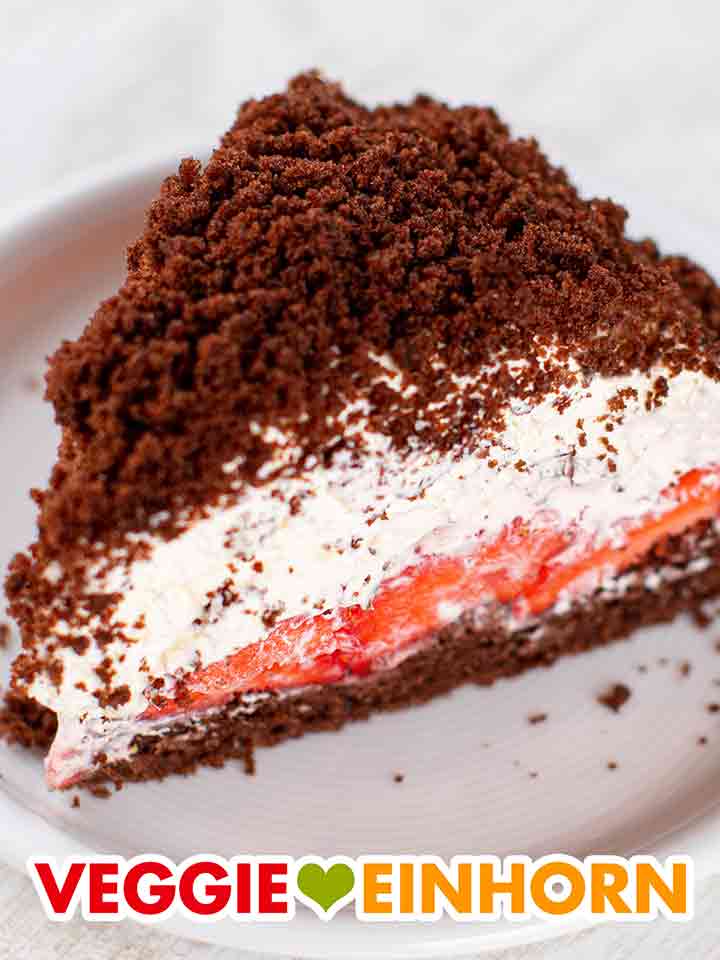 Kuchenteller mit veganem Maulwurfkuchen mit Erdbeeren