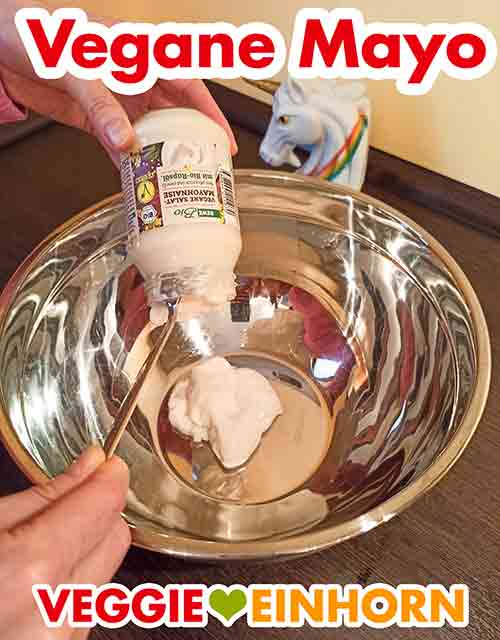 Die vegane Mayo in die Salatschüssel geben. Vegane Mayonnaise für den Nudelsalat