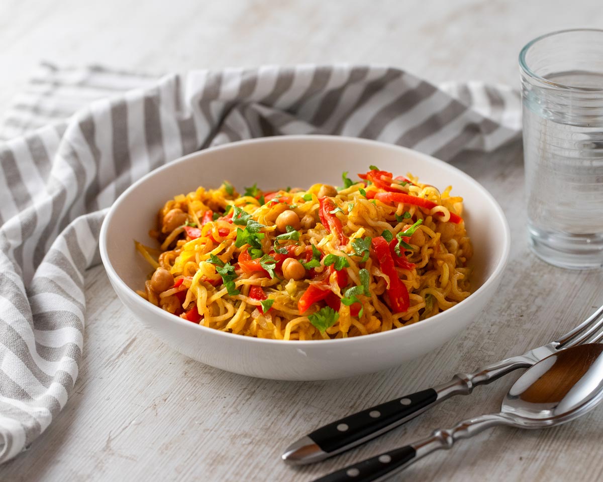 Vegane Mie Nudeln mit Kichererbsen, Weißkohl und Paprika