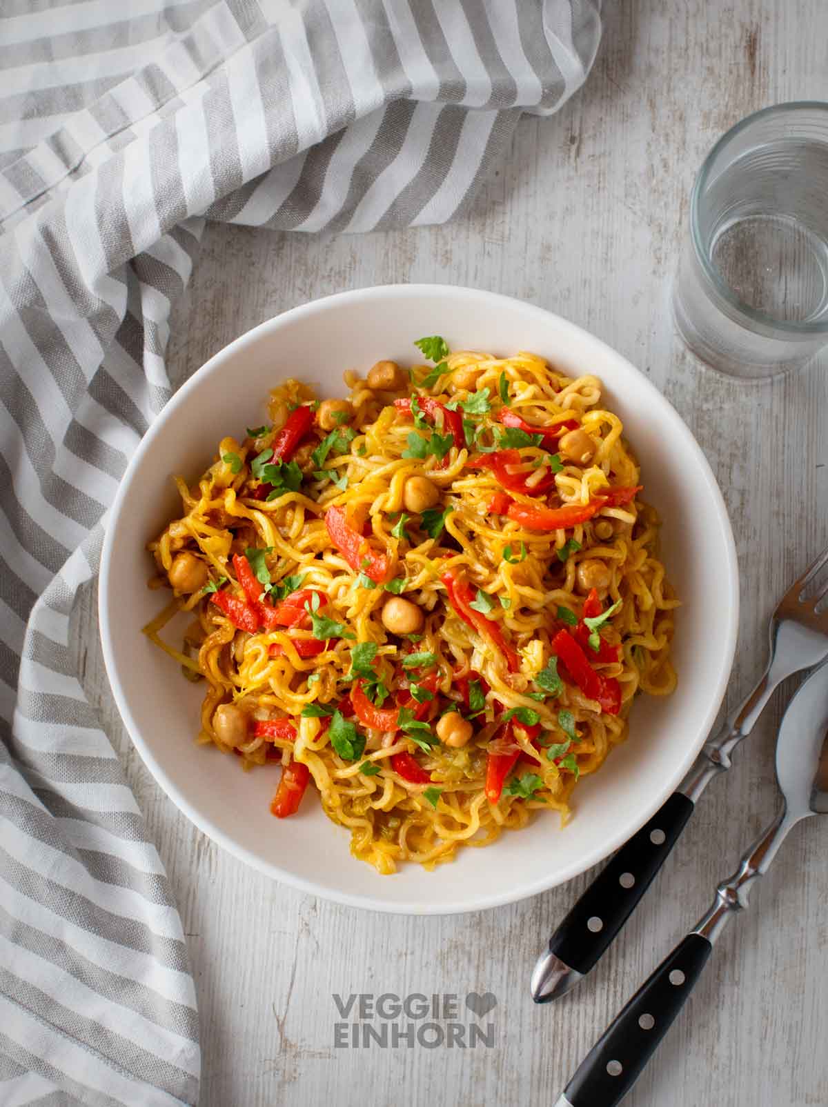 Vegane Mie Nudelpfanne mit Gemüse und Kichererbsen Vegane Asia Nudelpfanne mit Weißkohl, Paprika und Kichererbsen