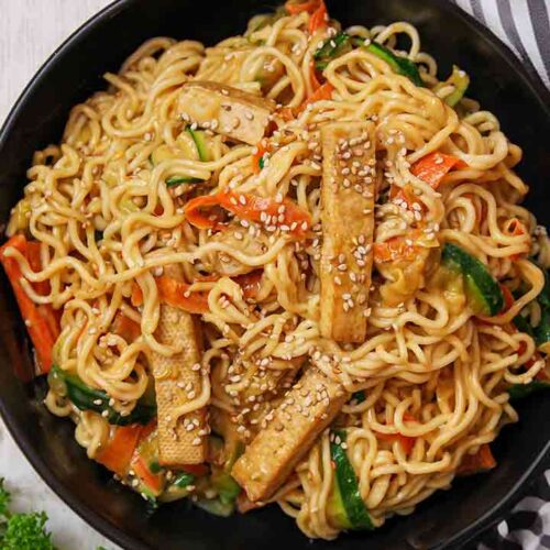 Schnelle Mie Nudeln mit Tofu, Zucchini und Möhren